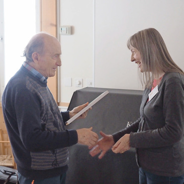 Ernst Zbären nach 50 Jahren Einsatz zum Ehrenmitglied ernannt - Ernst Zbären erhält von Katharina Thiele die Urkunde zur Ehrenmitgliedschaft überreicht. FOTOS: FABIAN KOPP