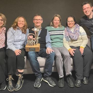 Freude, Applaus und Poesie - Der MGG-Vorstand bis vor der GV: v.l. Franziska Nydegger, Susanne Lanz, Marcel Romang (übergibt das Präsidium an Andreas Aellen), Monika Brand, Marjolein Aellen (übergibt an Sandra Burri) und Philipp Reber.