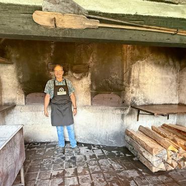 Tradition eindrücklich bewahrt - Der «Cuiseur» Ti-Tell Schwitzguébel präsentiert den historischen Ofen in Betrieb.