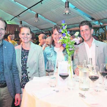 Gäste feiern Start der neuen Festivalsaison - Von links: Lukas Wittermann, Geschäftsführer des Festivals, Direktor der Bergbahnen Destination Gstaad AG Matthias In-Albon mit Frau Rebecca, Katrin Haldi-Schmocker und Flurin Riedi von Gstaad Saanenland Tourismus, Christof Huber, Präsident Hotelierverein Gstaad Saanenland, mit Frau Konstanze.