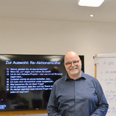 «Bessere Anbieter bedeuten ein besseres Produkt» - Reto Wilhelm, Inhaber der Panta Rhei PR AG, hielt am vergangenen Dienstag das Seminar «Wie werde ich zum Medienprofi? Medientraining».