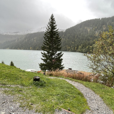 Arnenseeputzete - Der Arnensee ist ein beliebtes Ausflugsziel, auch bei Einheimischen. Aber ausgerechnet am vergangenen Samstag waren die äusseren Verhältnisse nicht gerade einladend. Es regnete und es blies ein kalter Wind. Die Bergspitzen waren mit Schnee bedeckt und das Wasser trüb. 