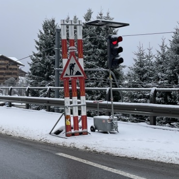 Leitungsbruch führt zu Strassensperre in Saanenmöser - Auf der betroffenen Strassenstelle bei der Saanenmöserstrasse laufen die Arbeiten. Foto: Anita Moser
