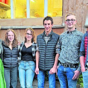 Von Spaltpilzen, Leid-, Neid- und Meidgenossen - Gemeindepräsidentin Ruth Oehrli (ganz links) mit den Jungbürgerinnen und Jungbürgern (von links): Emily Westemeier, Jasmin Annen, Dario Oehrli, Adrian Oehrli und Florian Annen. Nicht anwesend sein konnte Emelie Reuteler. FOTOS: TINA DOSOT