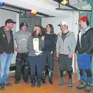 Wetterfeste Grunder beenden die Rennsaison am Wasserngrat - Das Engagement der Mini-JO- und JO-Leiterteams wurde verdankt (auf dem Bild fehlen das Hauptleiter-Geschwisterpaar Haldi und Weitere).