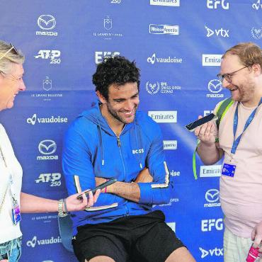 Swiss Open Gstaad 2024 in Bildern - Spass muss auch sein: Journalisten unterhalten sich vergnüglich mit Matteo Berrettini.