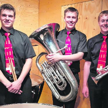 «Alle haben den gleichen Drang, besser zu werden» - Die drei jungen Musiker, welche bei der NJBB engagiert sind: William Zahler, Sascha Gyger und Lionel von Grünigen. FOTO: LÉONIE MÜLLER