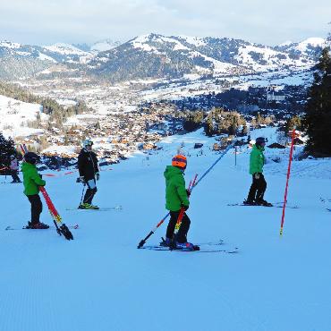 Gutes Wetter und prefekt präparierte Pisten am Grunder Clubrennen - Auch die JO-Kinder helfen mit, den Lauf auszustecken.