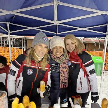 JFK Ski Club Slalom Challenge by night – Zweifachsiege bei den Mädchenkategorien - Auch die Helfenden genossen den Abend.