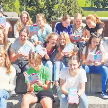 «Ist hier das Jenseits, fragt Schwein» - Die Klasse 25s fragt sich nach der Behandlung von Fabeln, ob den Tieren in diesem Roman auch typische Eigenschaften zugesprochen werden.