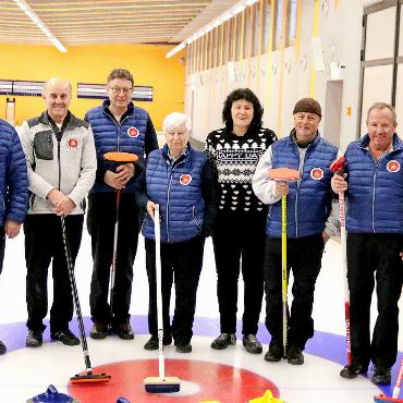 Veteranen des CC Gstaad gewinnen erneut - Die Veteranencurler:innen des CC Gstaad (links) und das Team Holland.
