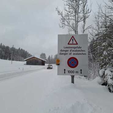 Warnhinweise infolge Schneefalls beachten - Achtung auf der Strecke Grund – Feutersoey. (Foto: Livio Walker)