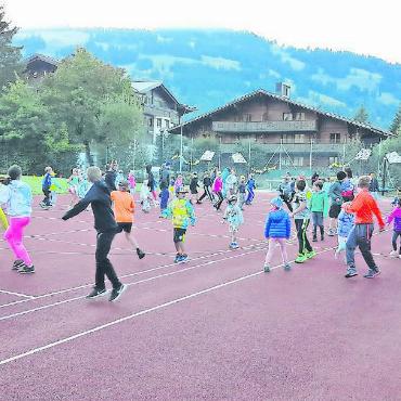 Abwechslungsreicher und lustiger Sporttag - Einturnen: Die Sonne versteckt sich noch hinter der Horeflue. FOTOS: ZVG