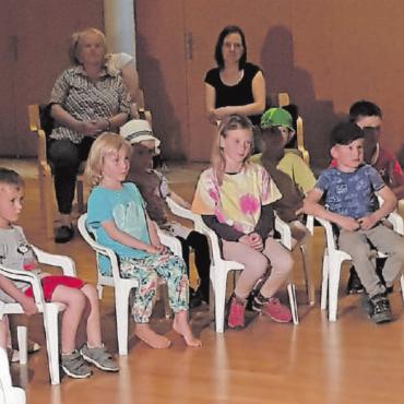 Es war einmal … - Fröhlich lauschende Kinder. FOTOS: EUGEN DORNBIERER-HAUSWIRTH