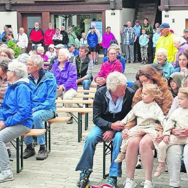 Wo Alphornklänge ertönen, da lass dich nieder – egal, ob es regnet oder windet! - Jung und Alt erfreuen sich am Alphornkonzert.