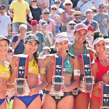 Damenpodest in brasilianischer Hand und Herrenpodium mit Überraschungen - Kuhglocken erwischt: (v.l.) Die zweitplatzierten Brasilianerinnen Bàrbara/Carol freuen sich genauso wie die Siegerinnen Duda/Ana Patricia und die Drittplatzierten Mariafe/Clancy über ihre Gstaader Trophäen. FOTO: JENNY STERCHI