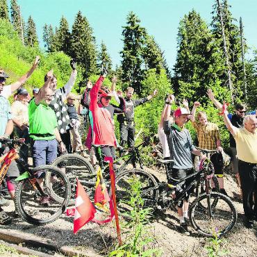 Schaufeln fürs Herzensprojekt - Geschafft! Der Bikepark Rellerli steht. Insgesamt sechs internationale Treffen und zahlreiche andere Fahrten konnten zwischen 2014 und 2018 im Bikepark Gstaad stattfinden. Die Privatinitiative brachte dem Bikeangebot der Destination grosse Impulse.