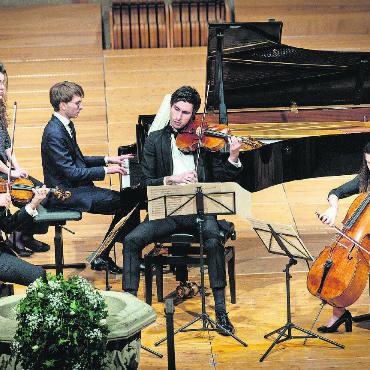 Schuberts Winterreise und eine Weltpremiere - Renaud Capuçon (links) bestritt zusammen mit Stéphanie Huang auf dem Cello, Paul Zientara auf der Bratsche und Guillaume Bellom am Piano den Auftaktabend im Zeichen Mozarts.