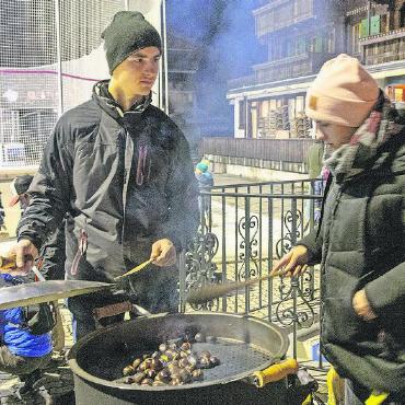 «Latärnli, Latärnli, Sunne, Mond u Stärnli» - Gekonnt wurden Marroni gebraten und nach dem Umzug grosszügig verteilt.
