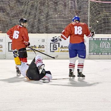 EHC Koppigen unschlagbar am 23. Senioren Hockeyturnier - Anders als in manchen Profispielen wird ein eben zu Boden gegangener Spieler vom EHC Lenk-Zweisimmen von den beiden Koppigern nicht etwa überrannt. Kurz nach dem Wohlbefinden erkundigt, starteten alle drei Spieler in die nächste Spielsituation.