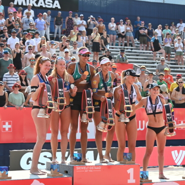 Brasilianerinnen und US-Amerikaner siegen am Swatch Beach Pro Gstaad - Die Siegerinnen Ana Patrícia/Duda, umrahmt von den US-Damen Cheng/Hughes (links) und Kloth/Nuss. (Fotos: AvS)