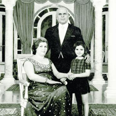 Habib Bourguiba, die Unabhängigkeit Tunesiens und Gstaad - Von 1962 bis 1986 war Habib Bourguiba mit Wassila Ben Ammar verheiratet, die grossen politischen Einfluss auf den alternden Präsidenten ausübte. Auf dem Foto von ca. 1966 posiert auch Stieftochter Wassila Hajer. 1961 hatte sich Bourguiba von seiner ersten Frau, der Französin Mathilde Lorrain, scheiden lassen. Ihr Sohn Habib «Bibi » war für ein paar Jahre Tunesiens Aussenminister. FOTO: COLAIMAGES/ALAMY STOCK FOTO