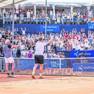 Lasst die Korken knallen: Das war das Swiss Open Gstaad 2023 - Die ausverkaufte Roy Emerson Arena feierte mit Dominic Stricker (links) und Stan Wawrinka lautstark ihren Sieg. FOTO: FABIAN MEIERHANS/EFG SWISS OPEN GSTAAD