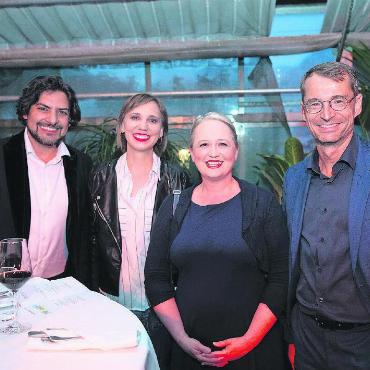 Gäste feiern Start der neuen Festivalsaison - Artistic Director Christoph Müller (rechts) mit (von links) den Künstlern des Eröffnungskonzertes Ilker Askayürek, Tenor, Ulrike Malotta, Mezzosopran, und Miriam Allan, Sopran.
