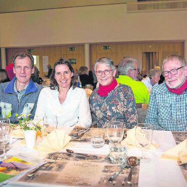 Verein für das Alter feierte 100. Geburtstag - Ehemalige und aktuelle Heimleitende Alters- und Pflegeheim Pfyffenegg in Saanen, das 1935 von Pro Senectute eröffnet wurde. Von links: Edwin und Erika von Siebenthal sowie Esther und Wilhelm Ulrich Grimm. FOTO: BLANCA BURRI