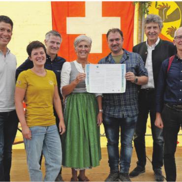 Jahresrückblick 2025 – Kultur, Gesellschaft und Umwelt: Zusammenhalt, Wandel und kulturelle Strahlkraft - Lauenen feierte im August den Beitritt in das internationale Netzwerk der Bergsteigerdörfer. FOTO: SONJA WOLF