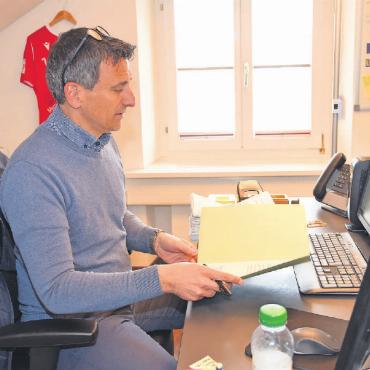 Vom Berufspolitiker zum Verwaltungsdirektor - Verwaltungsdirektor Roman Gimmel hat sich in den ersten Monaten seiner Amtszeit schon in viele Dossiers eingelesen. FOTO: ANITA MOSER