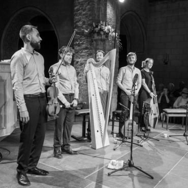 Gezupfte Saiten und neugierige Barden - «The Curious Bards»: v.l. Alix Boivert (Geige), Bruno Harlé (Flöte), Louis Capeille (Harfe), Jean-Christophe Morel (Cister), Sarah van Oudenhove (Viola da Gamba).