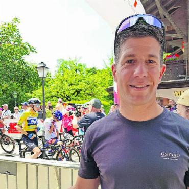 Tour de Suisse Women: Was Reusser in Gstaad begann, brachte sie zu Ende - Hinter Flurin Riedi, bereit zum Start der zweiten Etappe, die Fahrerinnen mit Marlen Reusser im gelben Leadertrikot