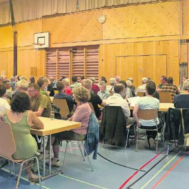 In geheimer Abstimmung zum Ja - Erfreulich viele Lauenerinnen und Lauenern gaben am Freitagabend ihre Stimme ab. FOTOS: JENNY STERCHI