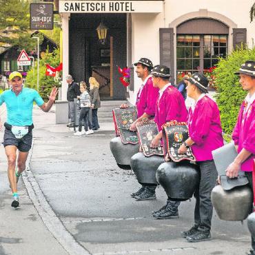 «Fisch schwimmt, Vogel fliegt, Mensch läuft!» - Der Treichler-Club Gsteig feuerte die sportlichen Teilnehmenden an.
