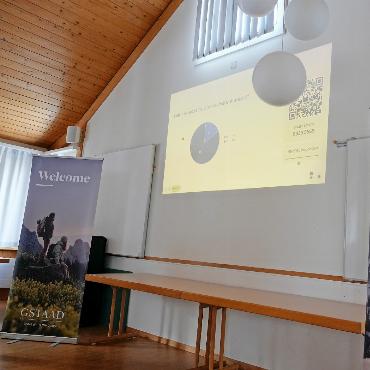 Mitreden, mitvoten, mitgestalten - Schnell den QR-Code eingeben und dann drauflostippen zu den Themen Caprices Festival, Schneesicherheit und Feuerwerkverbot.   FOTOS: SONJA WOLF