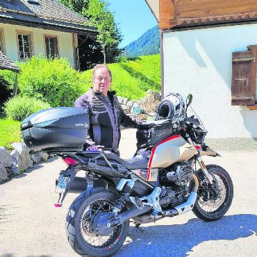 Fahrstunden, Theorieprüfungen und Lernende: Nach langer Stabilität brachen 2022 die Zahlen ein - Fahrlehrer Christoph Brand, Inhaber und Geschäftsführer von Stöffel’s Fahrschule, Lauenen. FOTO: ZVG