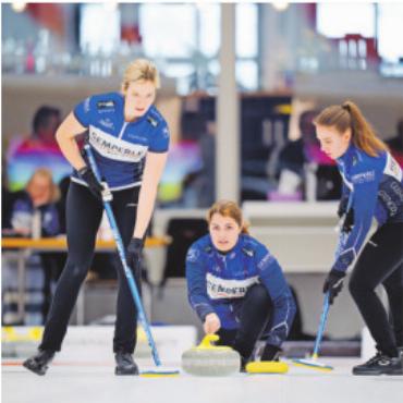 Jahresrückblick 2025 – Sport: Erfolge, die über das Saanenland hinausreichen - Celine Schwizgebel (Mitte) konzentriert bei der Steinabgabe. FOTO: ZVG
