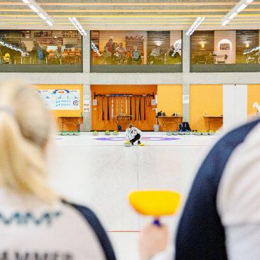 Gstaad in schottischer Hand: Dodds und Mouat gewinnen das Mixed-Doubles-Curling-Turnier 2024 - Im Visier: Die Norweger Kristin Skaslien und Magnus Nedregotten beobachten den Spielzug von den Finalgegnern Dodds und Mouat genaustens. Mehrere Zuschauende verfolgen im Curler Pub das Spiel.