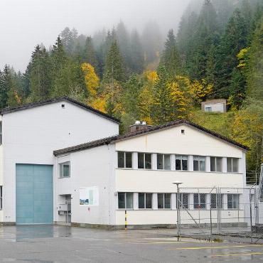 Erinnerung an die Schwalbenkatastrophe vom Herbst 1974 - Das blaue Tor der KWS Zentrale wurde geöffnet, um die Schwalben in die warme Turbinenhalle einfliegen zu lassen, wo sie sich oben auf dem orangefarbenen Kran niedergelassen haben. FOTOS: HANS BETTLER