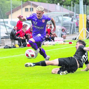 Thun überzeugt im Testspiel gegen Stade Lausanne-Ouchy - Die Spieler des FC Thun Berner Oberland zeigten sich beim Testspiel gegen FC Stade Lausanne-Ouchy kämpferisch. FOTO: MICHAEL SCHINNERLING