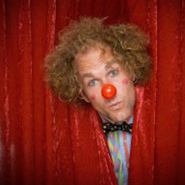 «Circus Brass» – Herbstkonzert der Brass Band «Harmonie» Saanen - Clown Jeanloup sorgt am Herbstkonzert mit Witz und Überraschungen für heitere Momente. FOTO: ZVG