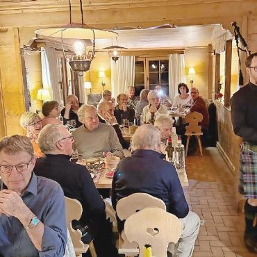 Grosses Interesse am 44. Curling Veteranenturnier in Gstaad - Dudelsackspieler in Aktion.