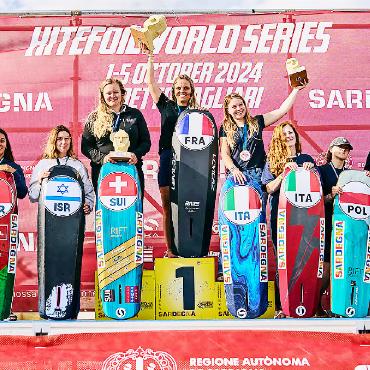 Silbermedaille und Vize-Weltmeistertitel für die «Gstaader» Formel-Kitesurferin Elena Lengwiler - Der zweite Platz bei den KiteFoil World Series in Sardinien/ Italien hat Elena Lengwiler auch den zweiten Platz in der Gesamtwertung eingebracht und somit ist sie nun Vize-Weltmeisterin 2024 in der KiteFoil-Damenklasse. FOTO: IKA MEDIA/ ROBERT HAJDUK