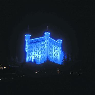 Wieso wurde das Gstaad Palace blau beleuchtet? - FOTO: ESTHER SAAKE