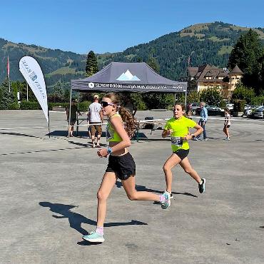 110 Kinder am Kids Run 2025 - Läuferinnen der Kategorie U16.