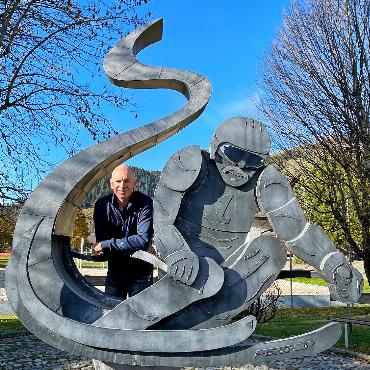 Unsere Ehrenbürger:innen seit dem 18. Jahrhundert - FOTO: MARC NOLAN Mike von Grünigen lehnt lässig an seiner Statue, die zu Ehren seiner Skisportkarriere errichtet wurde, vor dem nach ihm benannten Platz. FOTO: ANITA MOSER