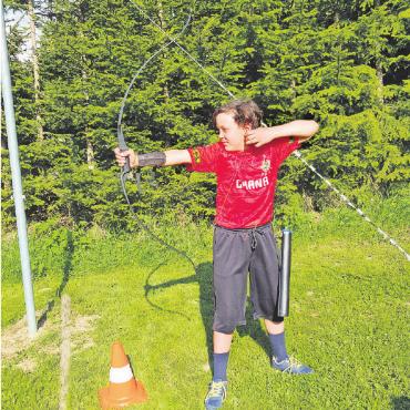 Mit Pfeil und Bogen - Der zehnjährige Arno Krumbholz aus Gsteig hat schon viel gelernt.