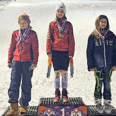 JFK Ski Club Slalom Challenge by night – Zweifachsiege bei den Mädchenkategorien - Die schnellsten Mädchen des zweiten Rennens.