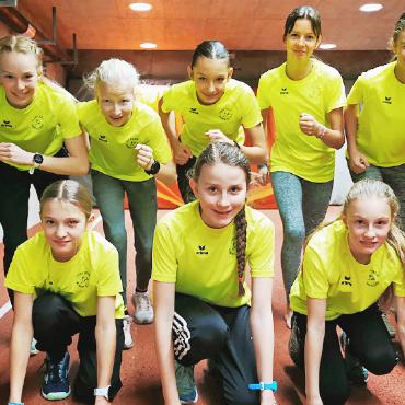 Zweimal Qualifikation für den Regionalfinal geschafft - Die Teams U14 (vorne) und U16 (hinten). FOTOS: ZVG